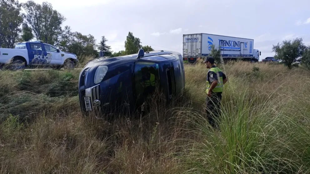 Así quedó el vehículo, al costado de la ruta. 