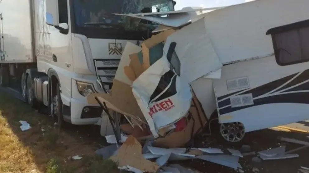 Estrepitoso choque entre una casilla y un camión. 