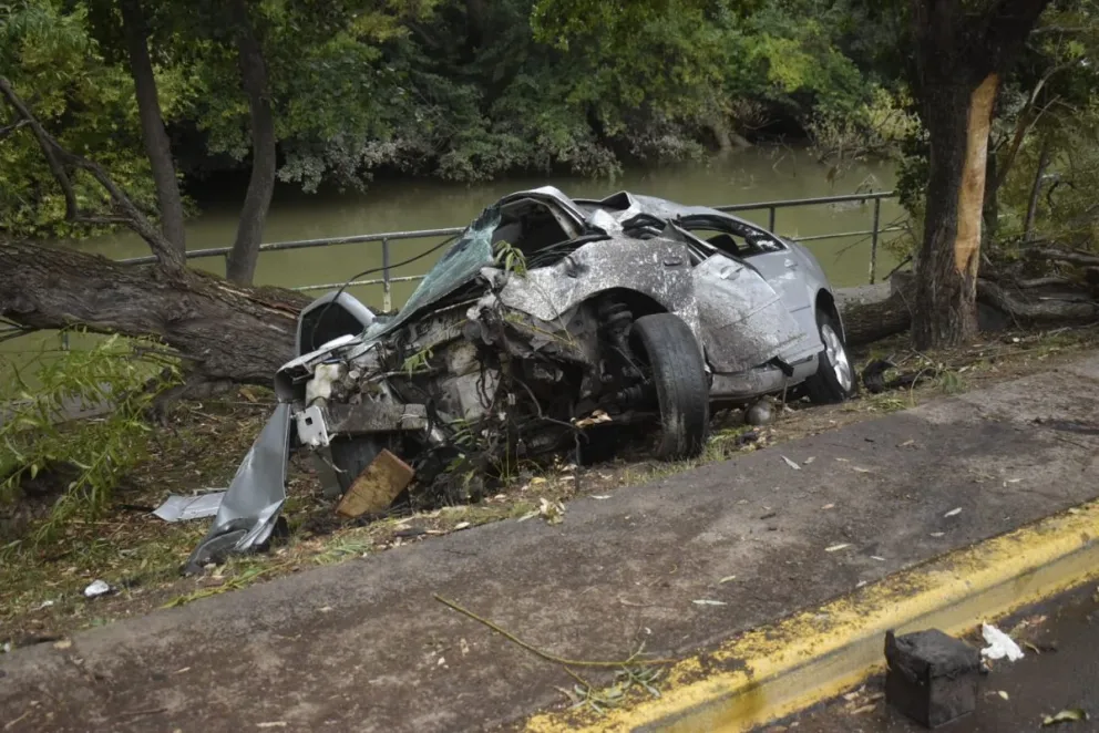 Volkswagen Bora con su frente totalmente destruido en la costanera de Patagones. Fotos Vanesa Schwemmler. 