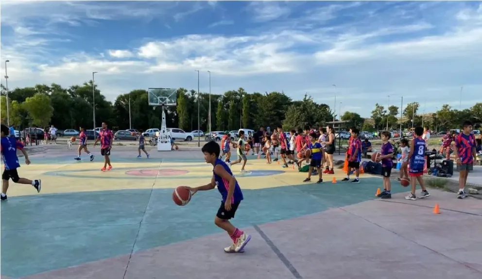 Depo Viedma sale afuera para reunirse en torno al deporte. 