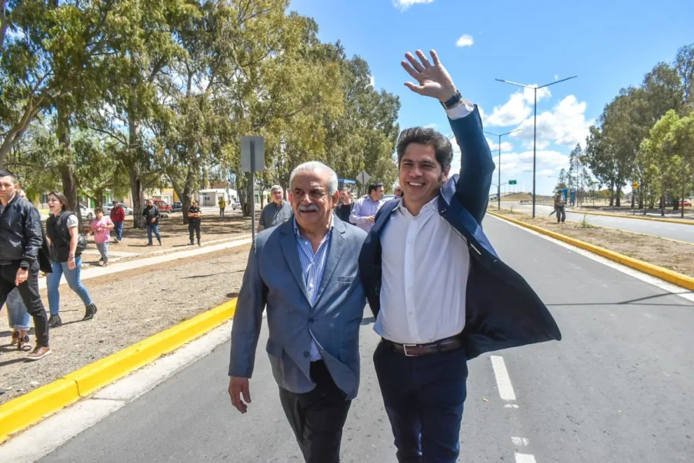 El gobernador Axel Kicillof  saluda junto al jefe comunal maragato tras bajar del vehículo que lo trasladó. Fotos Vanesa Schwemmler. 