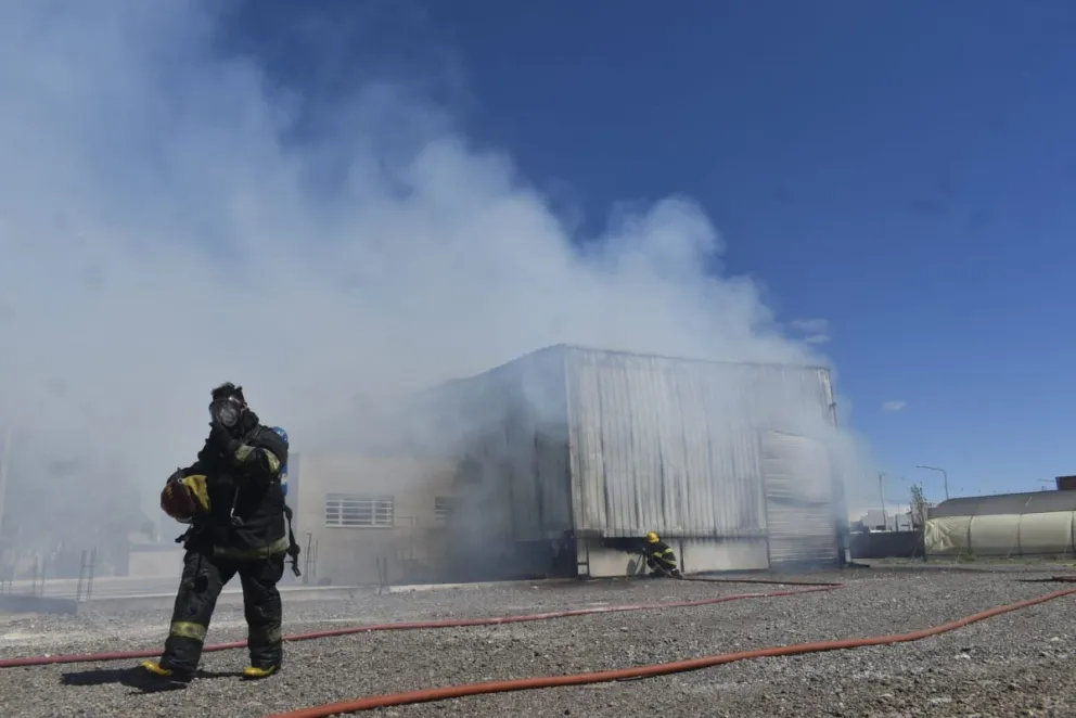 Feroz incendio en el parque industrial de Patagones. Fotos Vanesa Schwemmler. 