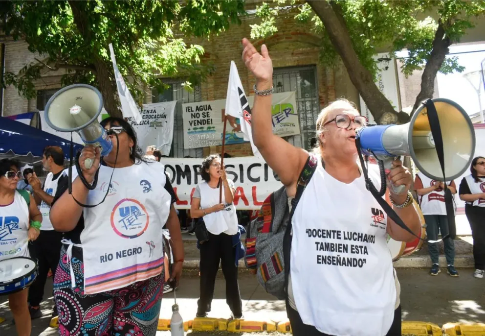 Desde las 10 horas, se concentró el gremio en la Secretaría de Trabajo. Fotos: Vanesa Schwemmler.