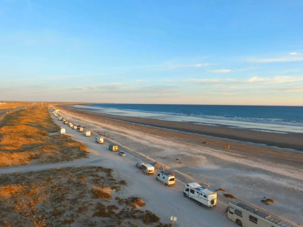 Las Conchillas, una playa con un paisaje distinto en el Golfo San Matías. 