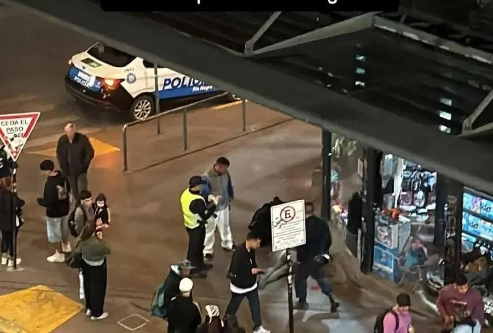 La víctima fue hallada con una herida cortopunzante en la vereda de la esquina de jumbo, en Rolando y Moreno. Foto: El Cordillerano. 