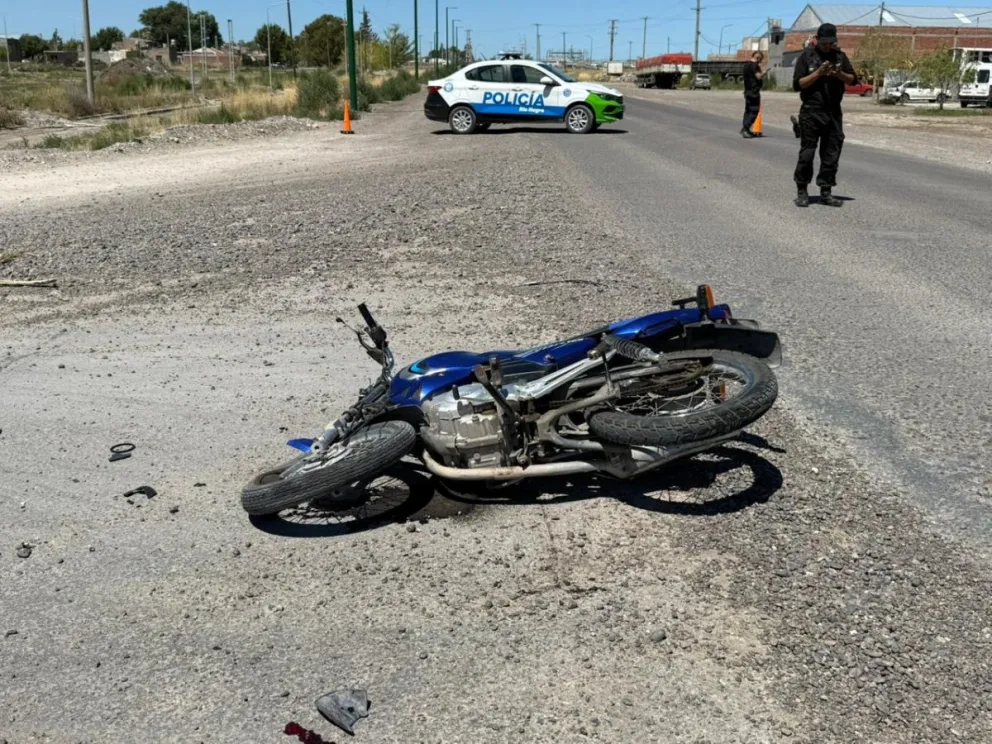 Murió el motociclista que sufrió un choque con una camioneta en la Perón y boulevard Ituzaingó. Fotos NoticiasNet. 