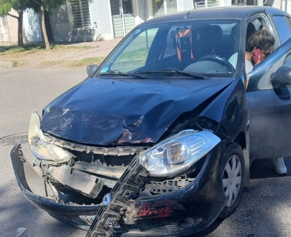 Fuerte colisión en Viedma. Fotos: Gentileza Taxistas en Movimiento. 