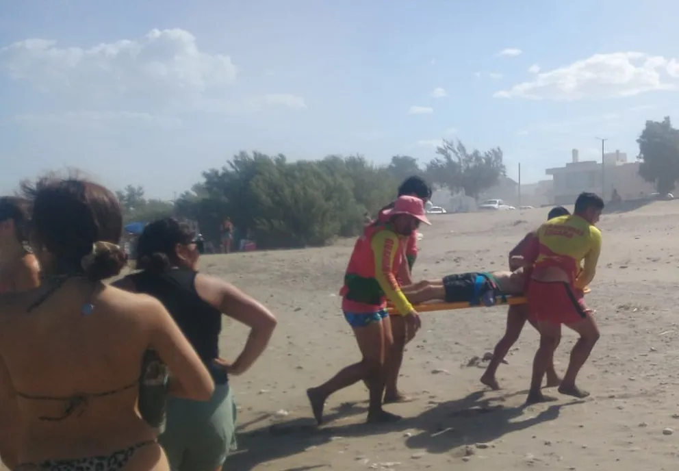 Cuatro rescatistas corren hacia la ambulancia que tuvo que sortear gran cantidad de vehículos para llegar al lugar del incidente. Fotos Vanesa Schwemmler para NoticiasNet.