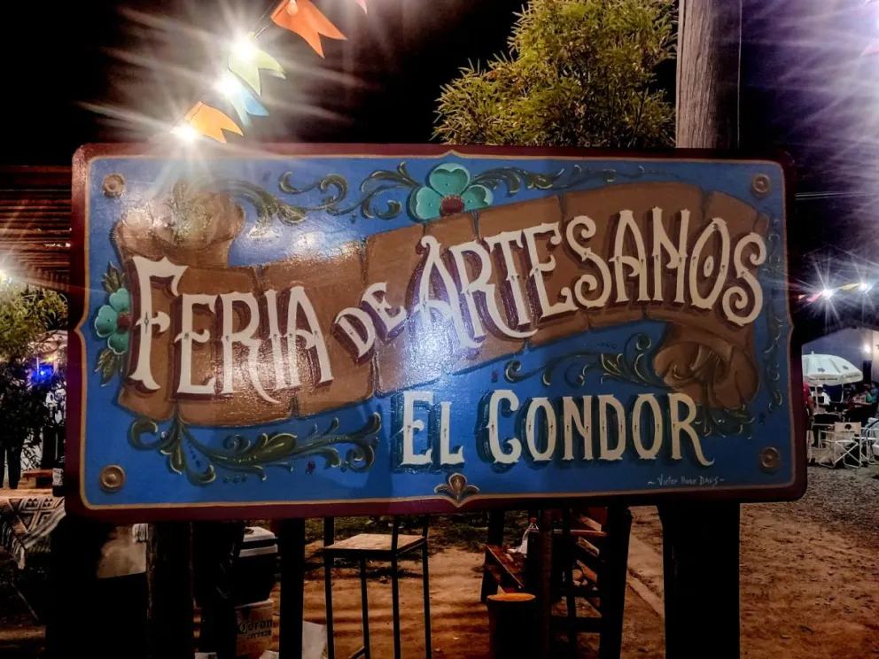 El cartel fue realizado por el maestro del filete porteño, Víctor Hugo Davis. Foto: Vanesa Schwemmler para NoticiasNet.