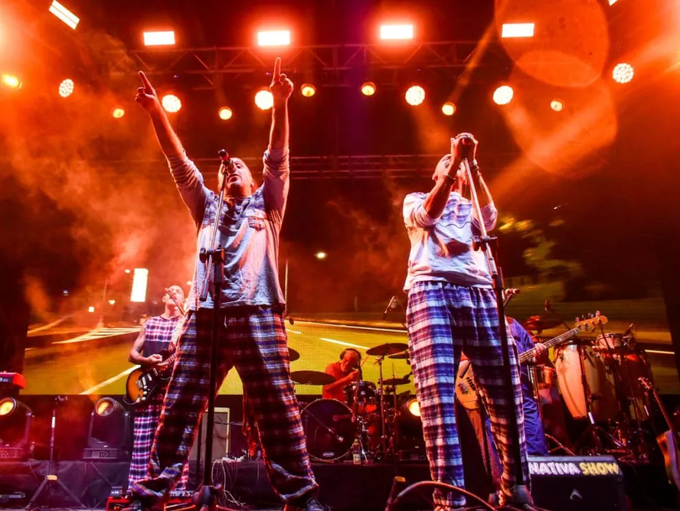 La lluvia no impidió que la banda diera un gran concierto. Fotos Vanesa Schwemmler para NoticiasNet.