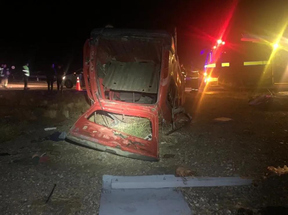 Por el impacto, hasta un cartel quedó en el suelo de la rotonda. Foto gentileza.