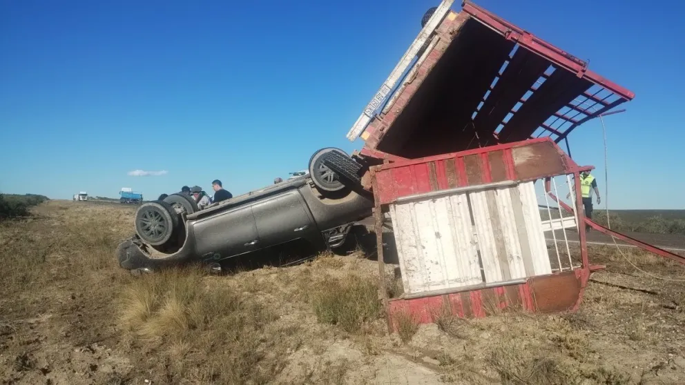 El vehículo, que remolcaba un tráiler, terminó volcado sobre la banquina.