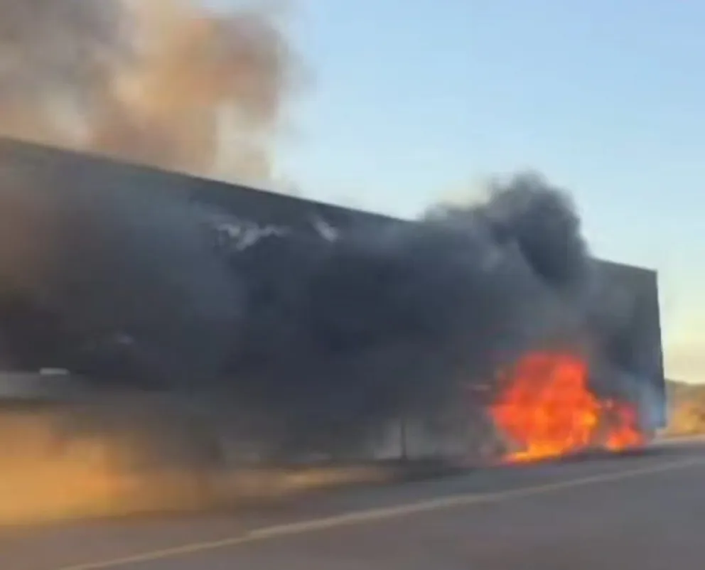 Destrucción total del transporte por la fácil combustibilidad. Foto gentileza.