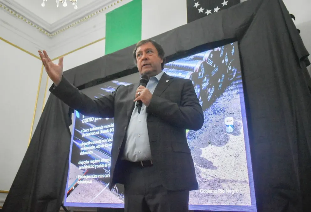 El gobernador explica detalles del proyecto que catapultará a Río Negro en materia de generación de hidrocarburos. Fotos Vanesa Schwemmler para NoticiasNet.