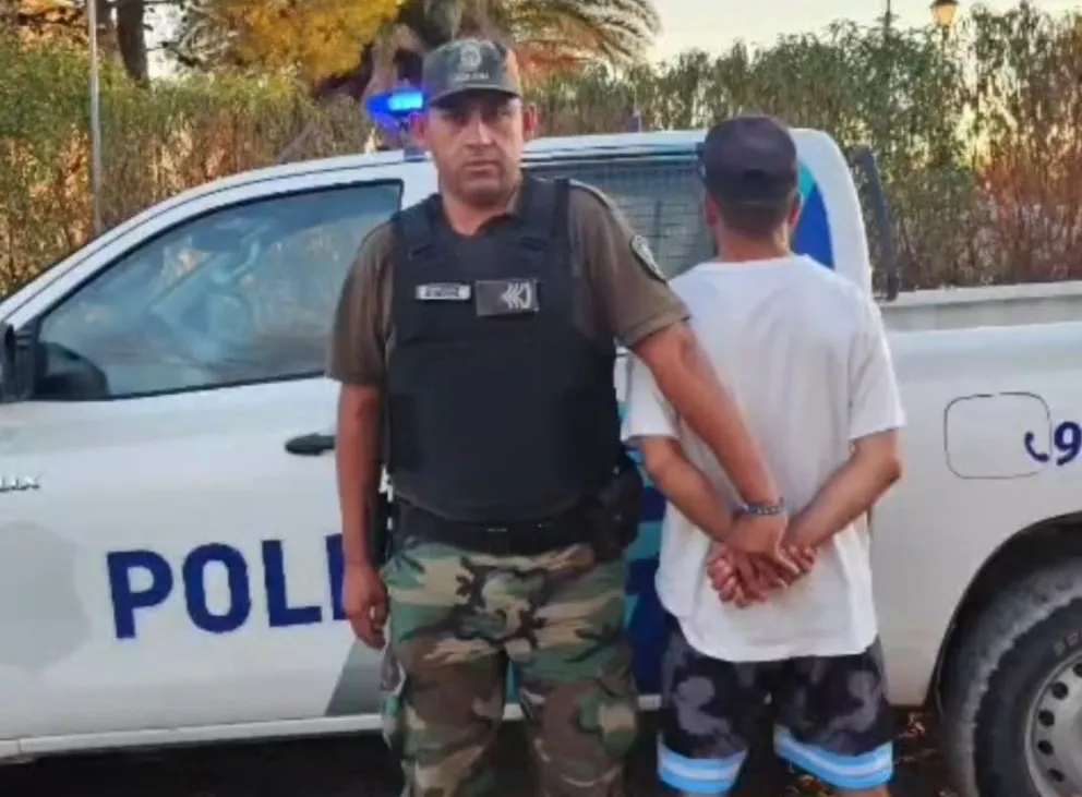 El joven fue detenido por personal policial. 
