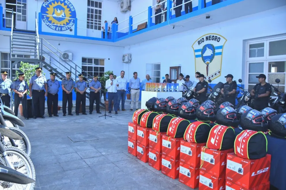 La Provincia continúa fortaleciendo a la fuerza de seguridad, en este caso con cascos de máxima protección. Foto Gobierno de Río Negro.