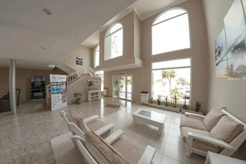 Con instalaciones confortables y a pocos metros del mar. 