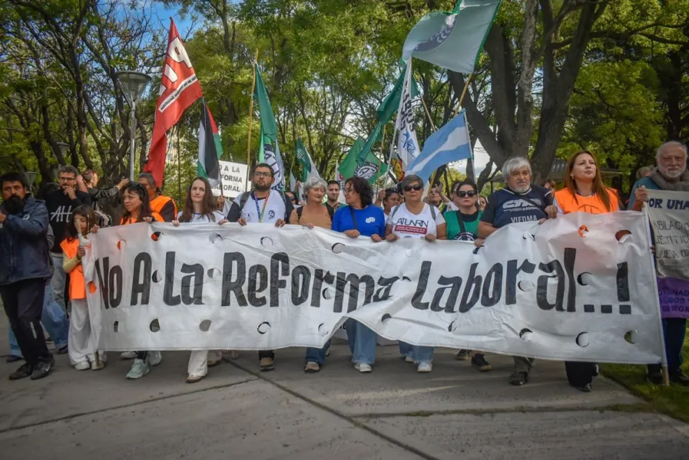 Masiva movilización contra los cambios en las leyes laborales. Fotos: Vanesa Schwemmler.
