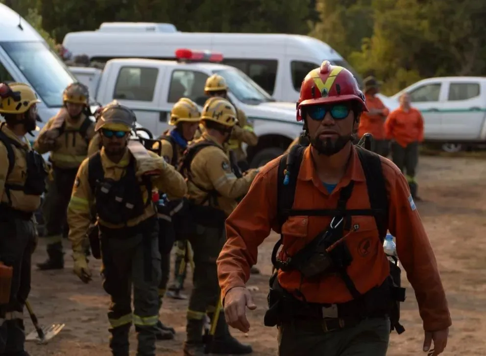 Ahora la inestabilidad del suelo juega a favor del fuego.
