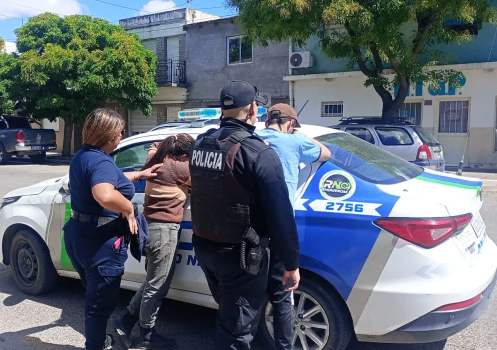 La detención luego de verificar que nada tenían que hacer allí. Foto gentileza.