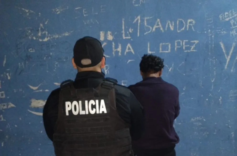 Contra la pared antes de ingresar a los calabozos de la comisaría céntrica.