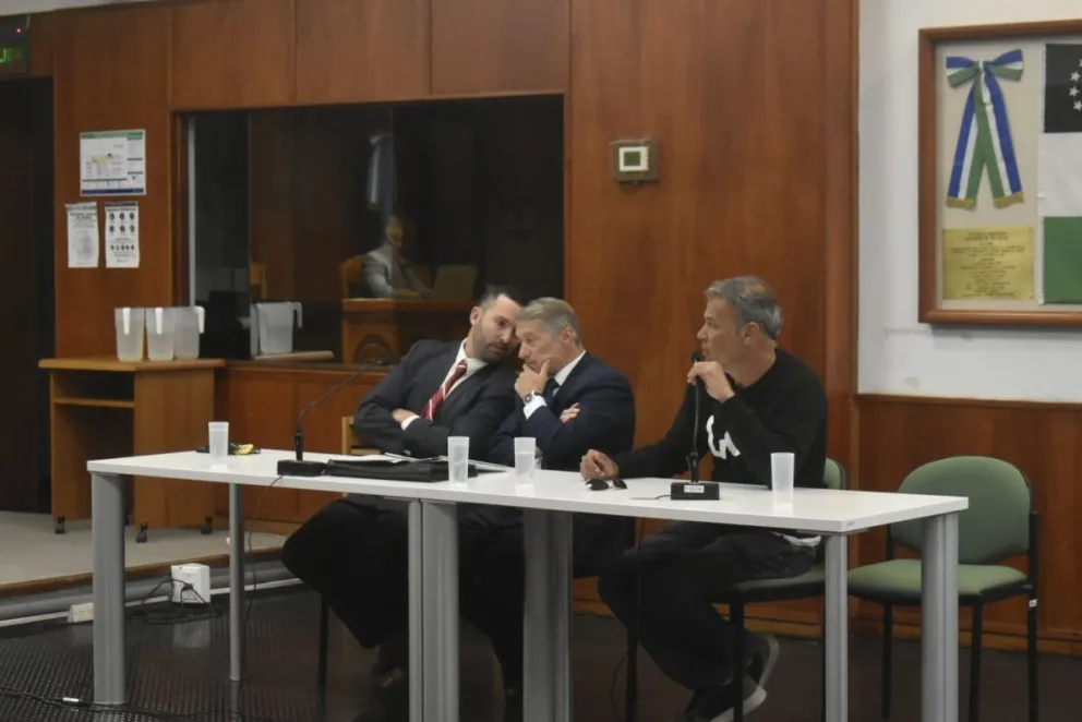 Navarré acompañado por sus abogados defensores.