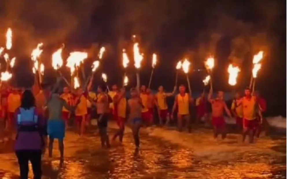 El fuego de las antorchas iluminó la noche de Las Grutas.