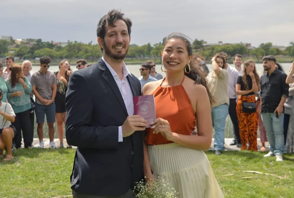 El amor pudo más que el viento en la costanera. Fotos Emanuel Mirenghi.
