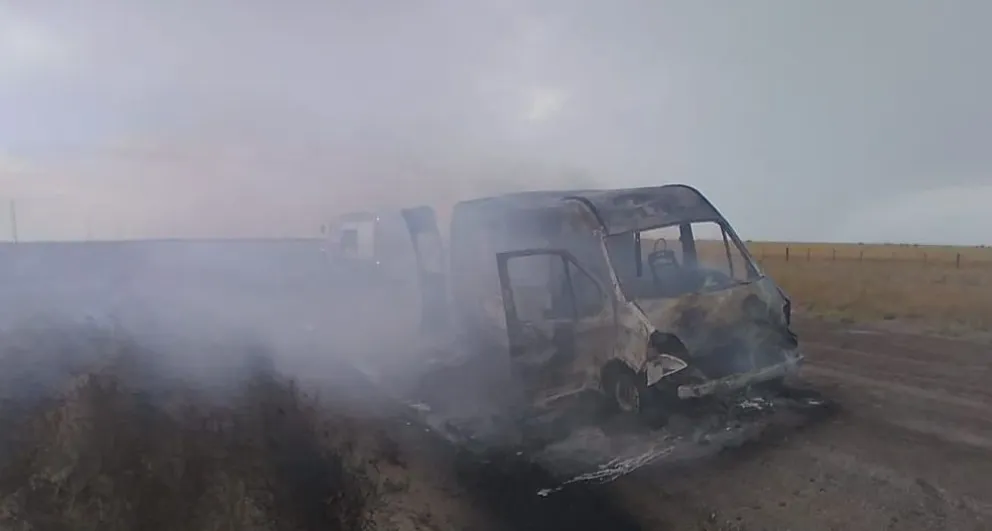 El utilitario fue consumido por las llamas. Foto: FM Power de Stroeder.