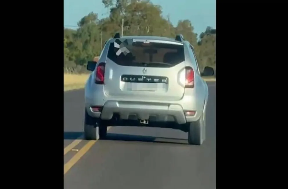 El video muestra el momento en que la Duster sobrepasa a otro vehículo en una curva. 