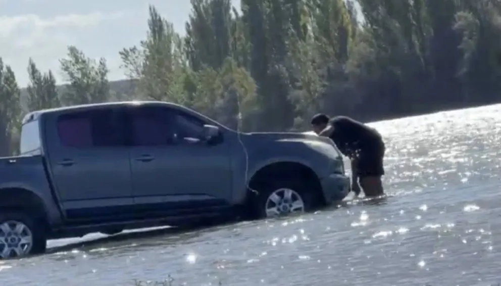 El hombre lavando su camioneta en el río Negro pese a que está prohibido  