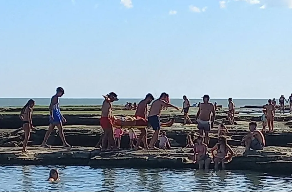 Varios se acercaron a colaborar para asistir al joven golpeado. Foto gentileza.