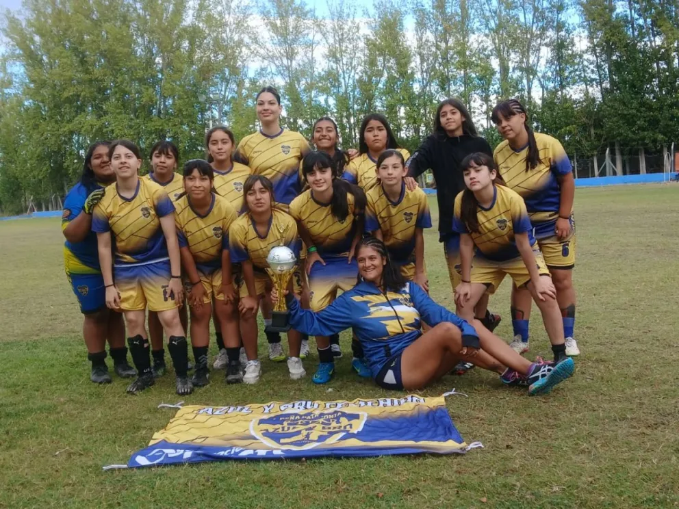 Plantel de la Peña Azul y Oro, luego de la obtención de la Copa. 