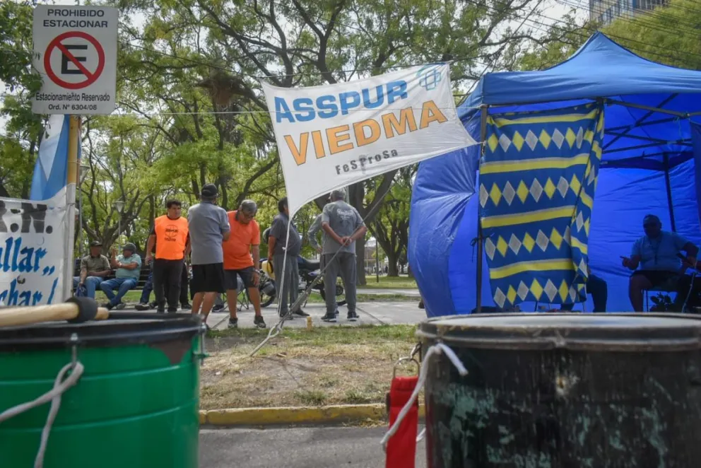 Protesta de Asspur ante el gobierno provincial. Foto Vanesa Schwemmler para NoticiasNet. 