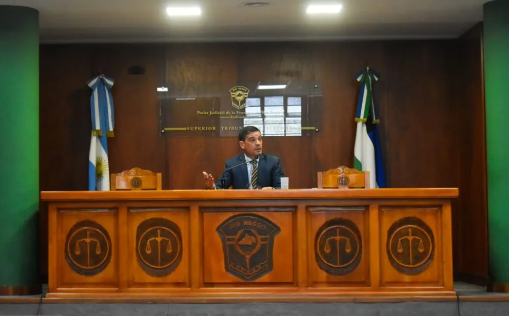 El juez González Sacco presidió la sesión en el Auditorio que estuvo lleno en el intento de aclarar la controversia. Fotos NoticiasNet.