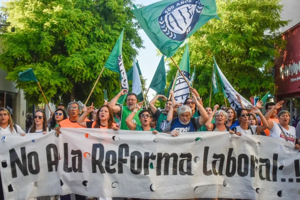 El reclamo se hizo sentir con fuerza a través de bombos, cánticos y banderas. Fotos y video: Vanesa Schwemmler.