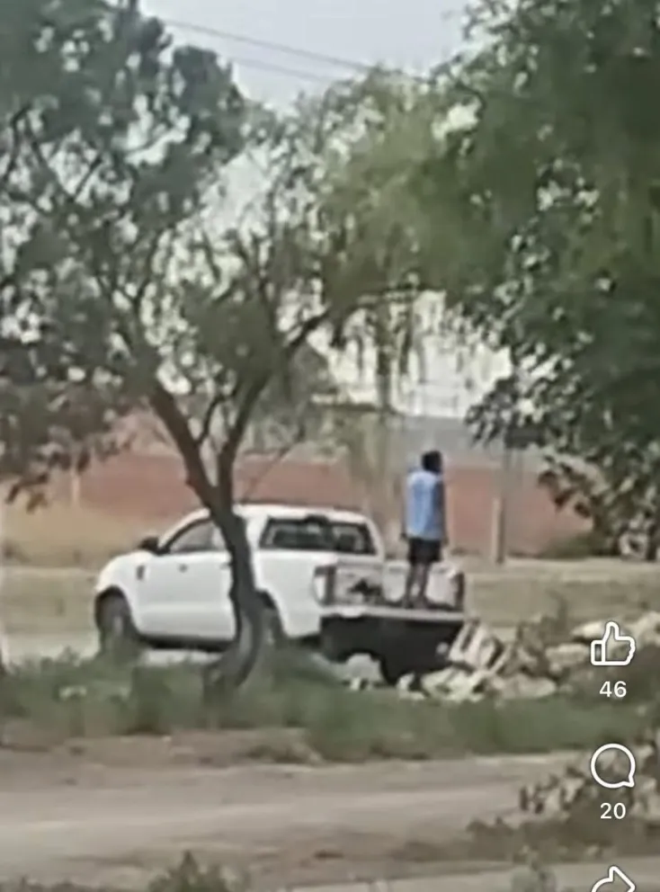 Imagen de un vecino que arrojó basura en un lugar donde no corresponde. 