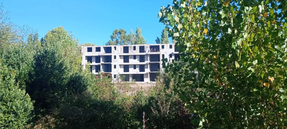 El edificio abandonado y los menores en el balcón, sin ninguna protección. 