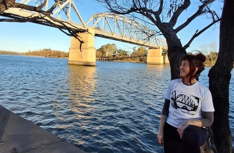 La imagen del puente ferrocarretero es una de las más solicitadas en sus diferentes productos. 