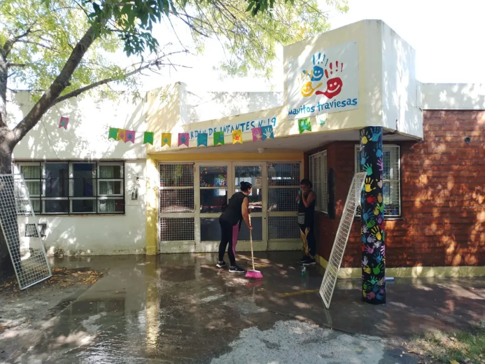Los trabajadores porteros trabajan para tener todo listo para el inicio de clases. 