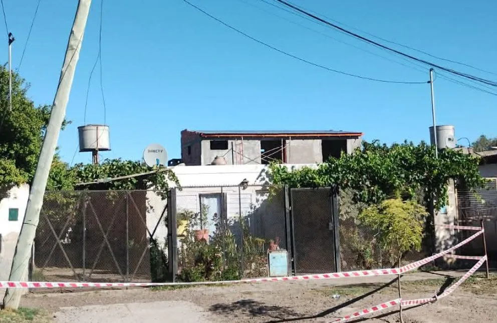 Poste con riesgo de caerse. Foto proporcionada por vecinos de la calle 20. 