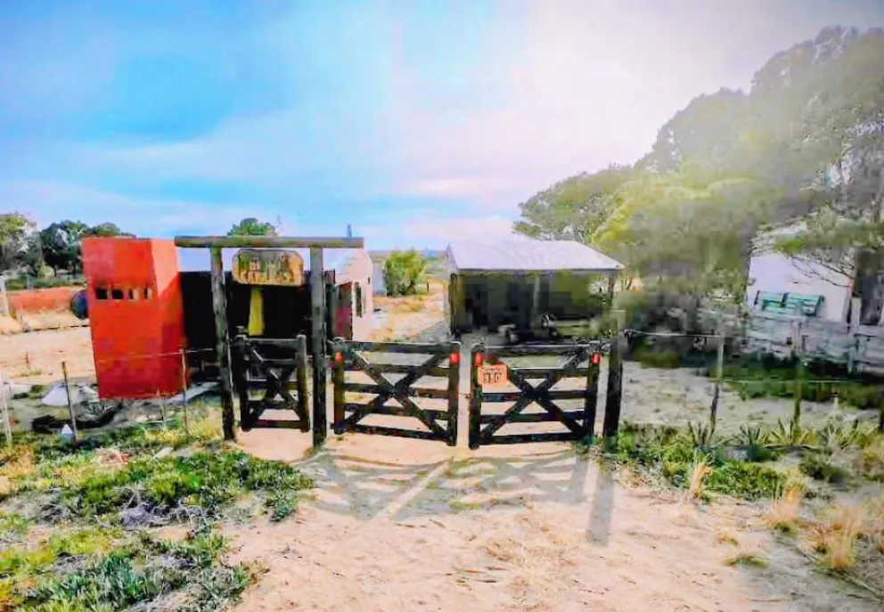 El ingreso a las cabañas antes de que sean consumidas por el fuego. Fotos: gentileza