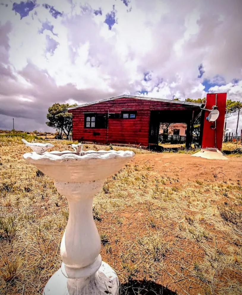 El ingreso a las cabañas antes de que sean consumidas por el fuego. Fotos: gentileza