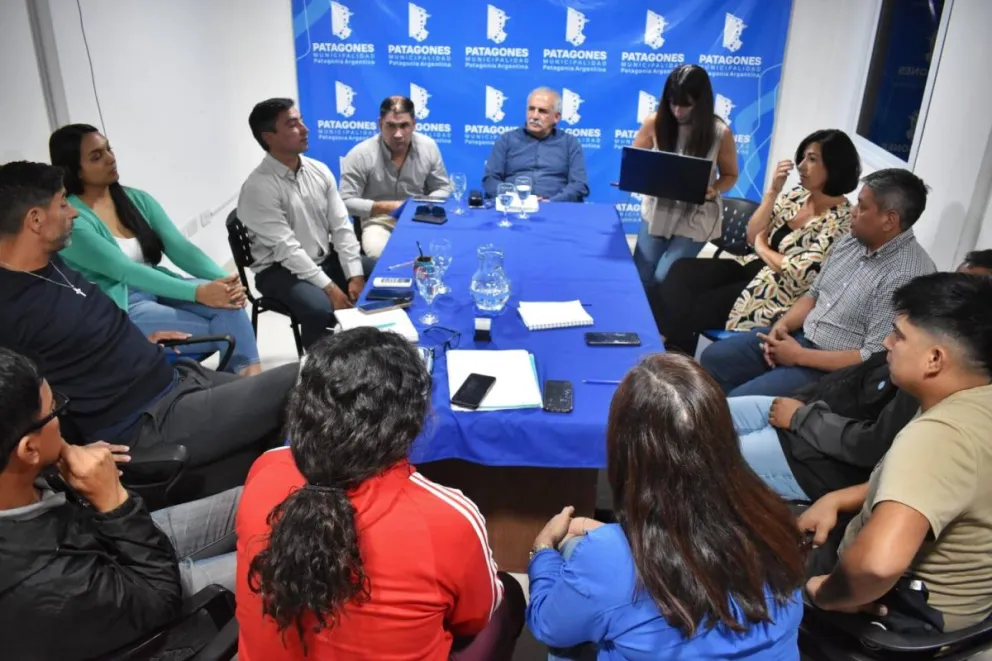 El intendente Marino junto a representantes gremiales tras la firma del acuerdo.