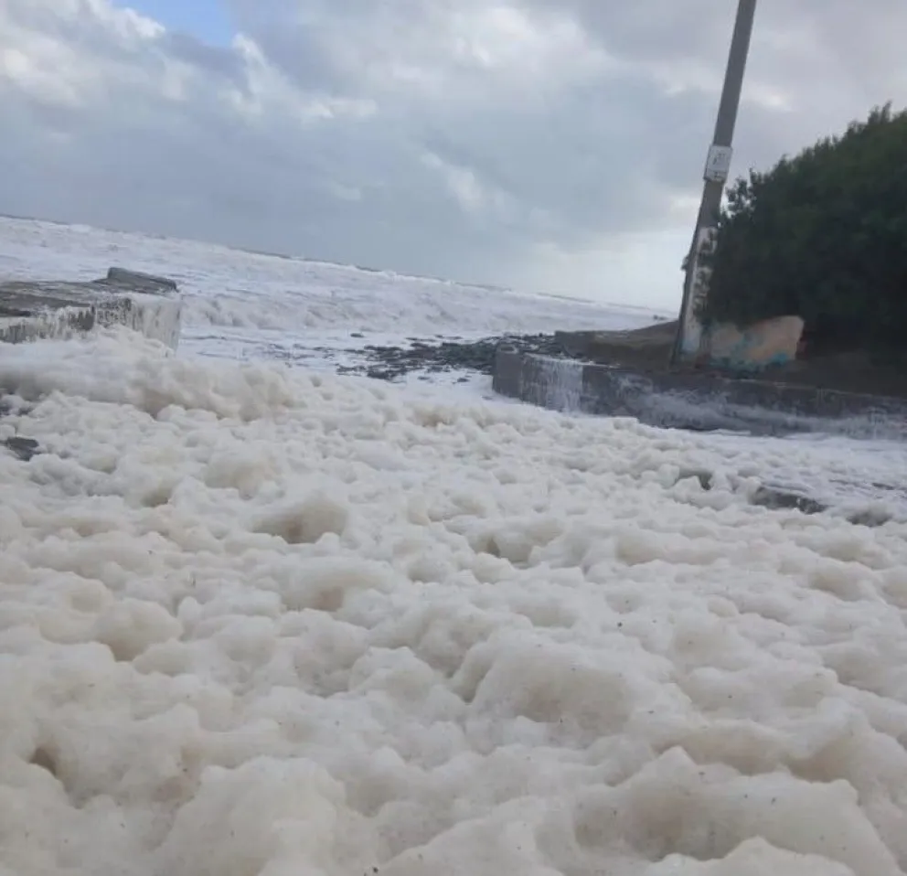 El agua alcanzó la costanera y rompió la rampa inclusiva.