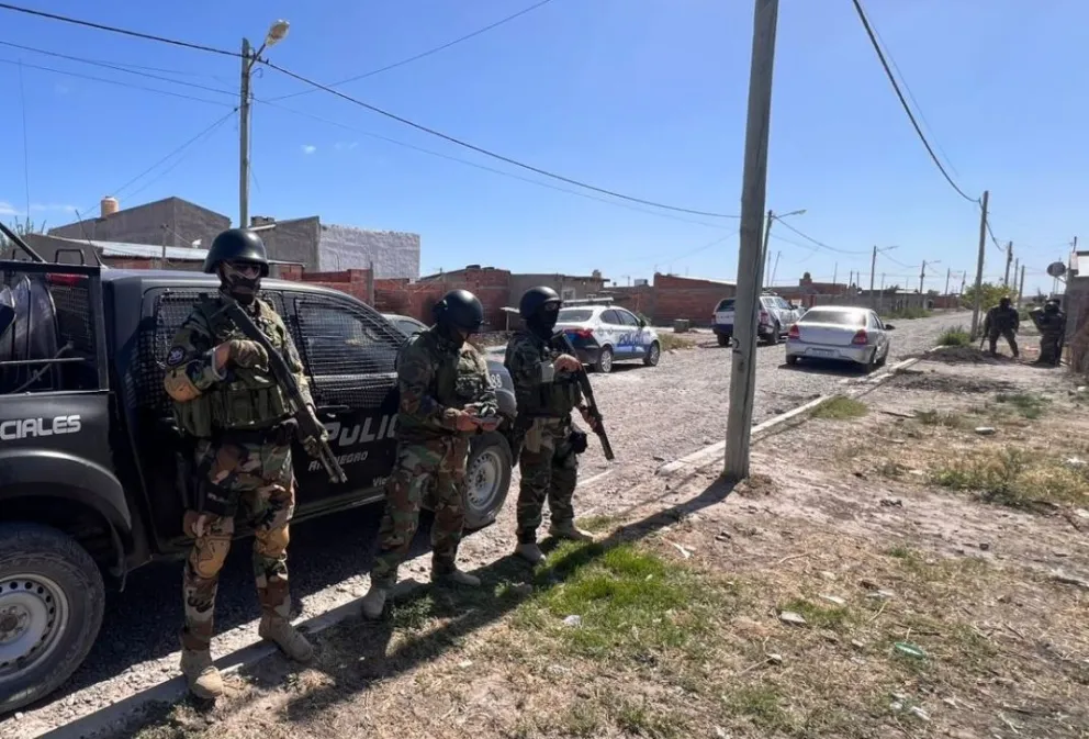 El Coer fue dirigido por la cúpula policial de la Regional I de Viedma en el inusitado despliegue. Foto gentileza.