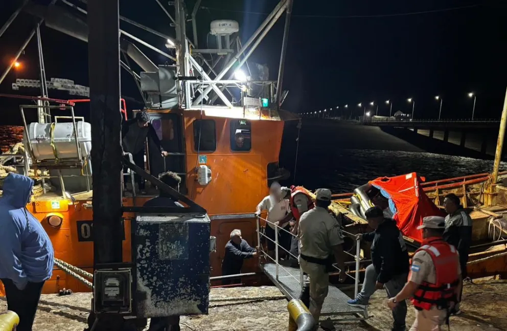 Momentos en que desembarcan los náufragos. Foto gentileza.