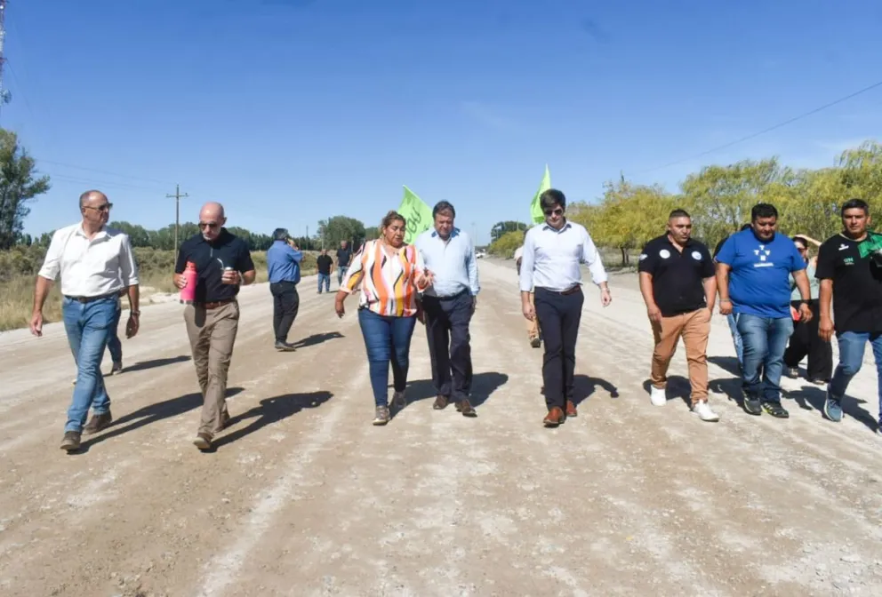 El gobernador supervisó los avances del asfaltado del acceso desde la Ruta Nacional 3. Fotos: Vanesa Schwemmler para NoticiasNet. 