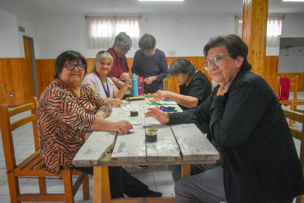 Desafíos cognitivos y mucha alegría, a través de juegos y ejercicios. Fotos: Vanesa Schwemmler. 