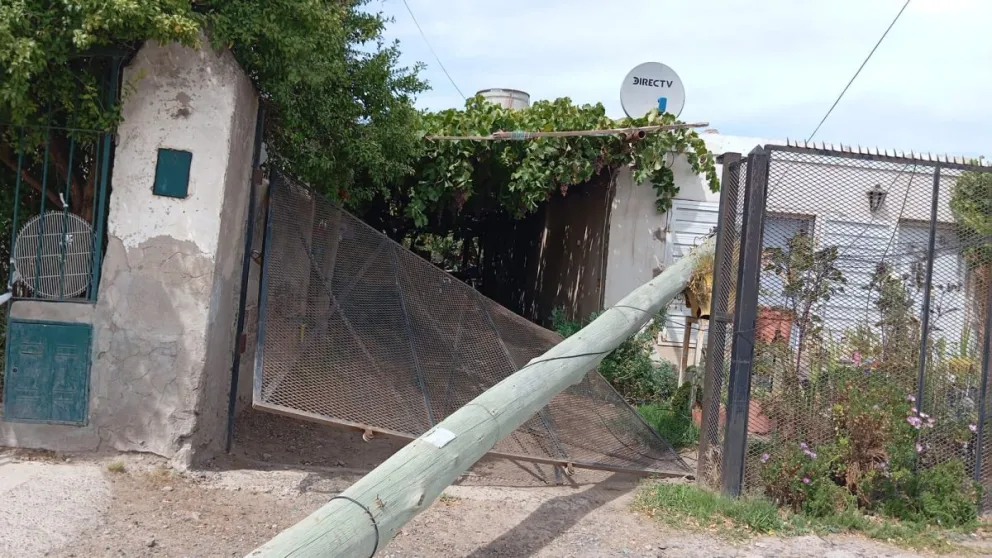 El poste cayó sobre la casa y generó varios daños